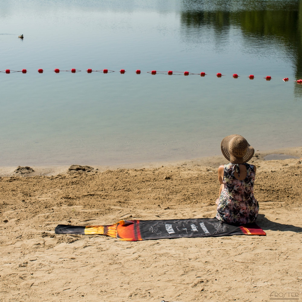 Ręcznik w kształcie butelki na plaży